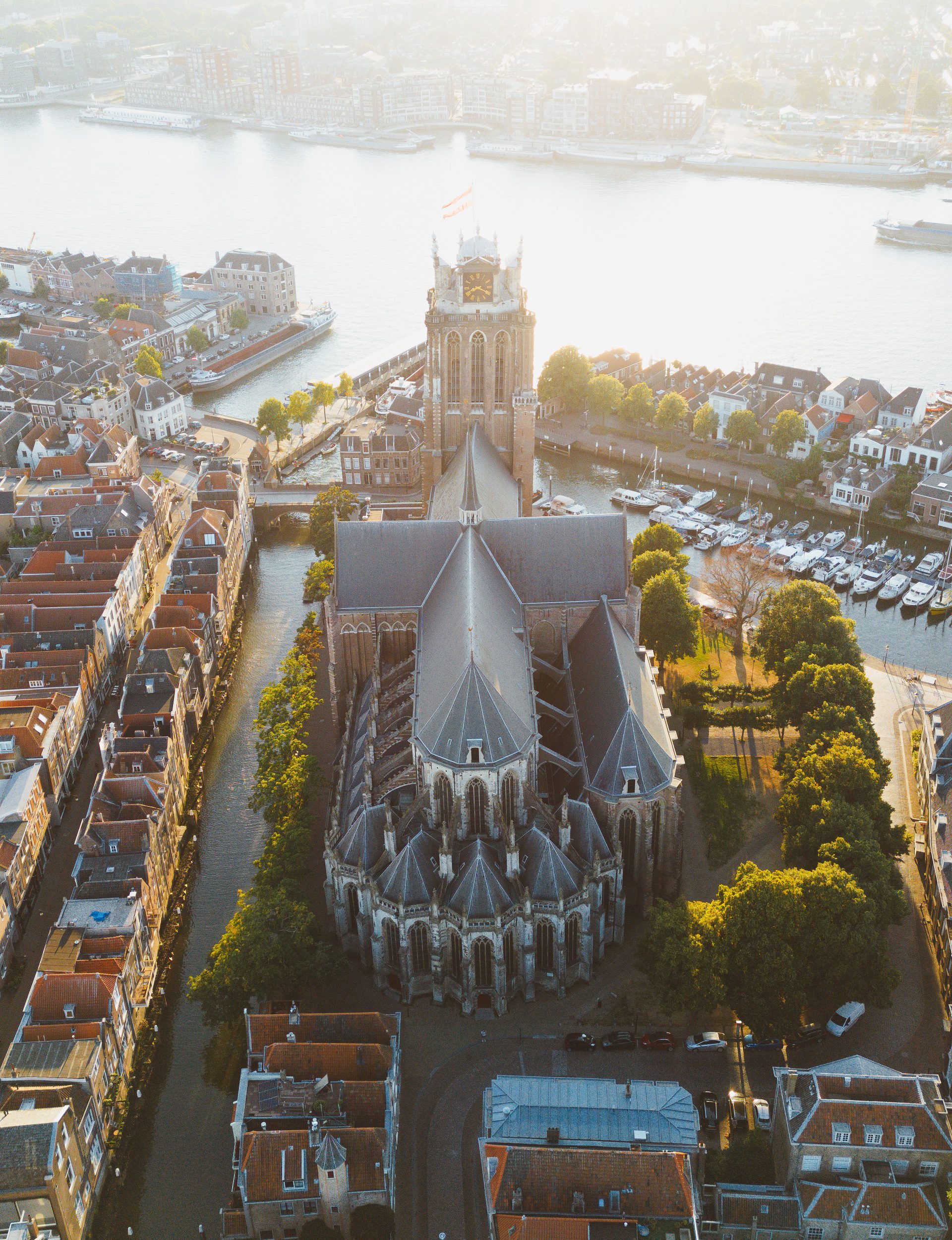 Dronefoto van de Grote Kerk.