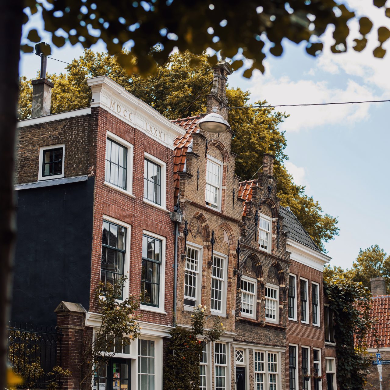 Museumstraat Dordrecht met historische woonhuizen.