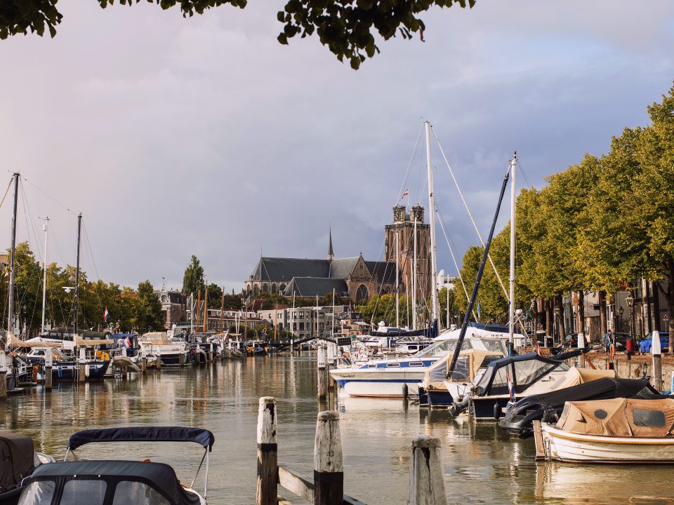 Nieuwe Haven met jachthaven en Grote Kerk.