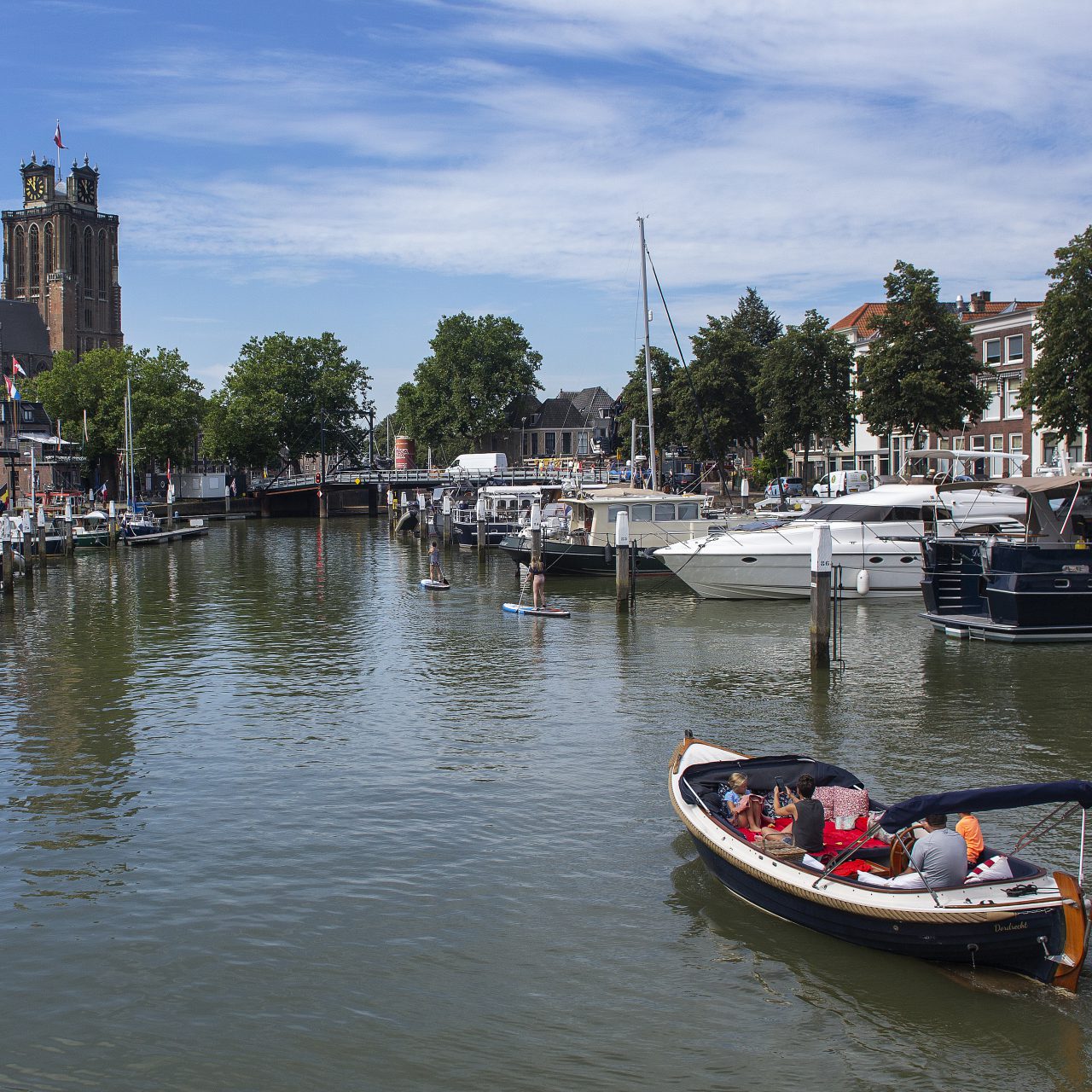 Rondvaart Nieuwe Haven met op de achtergrond de Grote Kerk Dordrecht.