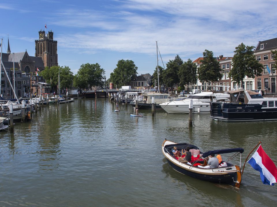 Rondvaart Nieuwe Haven met op de achtergrond de Grote Kerk Dordrecht.