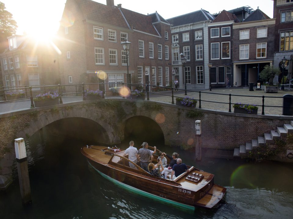 Stadhuis en Stadhuisplein met rondvaart Si Barone.