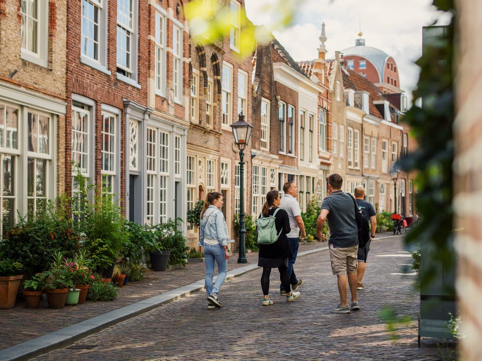 Stadswandeling groepen Hofstraat sightseeing cultuur historie Dordrecht