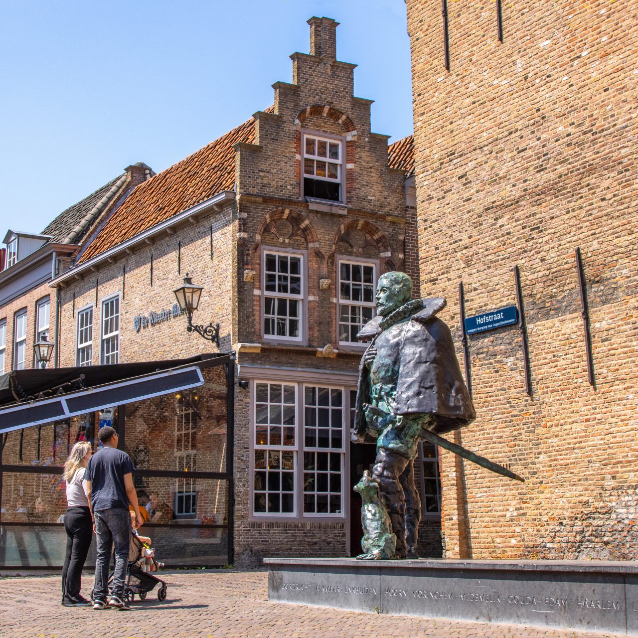 Standbeeld Willem van Oranje op de Hofstraat met achtergrond Klander Muelen.
