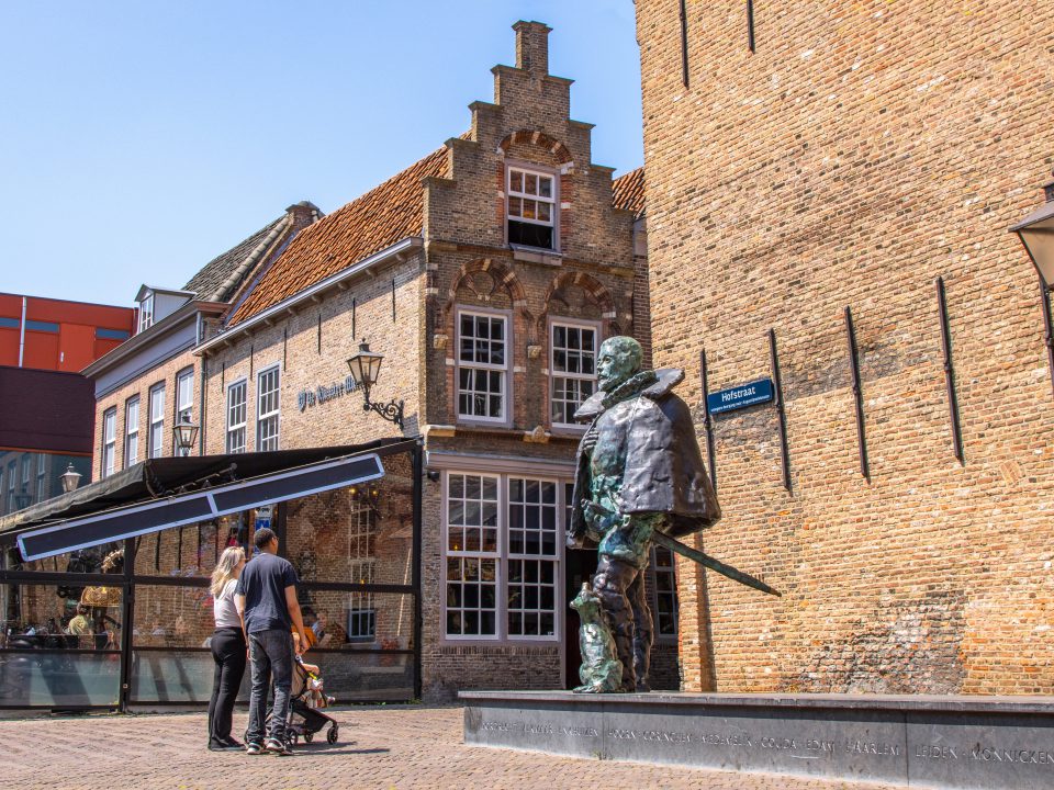 Standbeeld Willem van Oranje op de Hofstraat met achtergrond Klander Muelen.