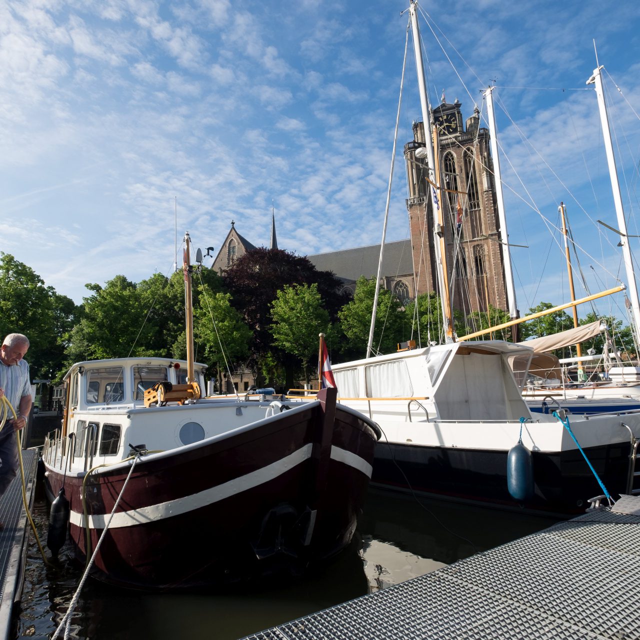 Dordrecht - stadsbeeld - Maartensgat - Grote Kerk - jachthaven - schipper - boot