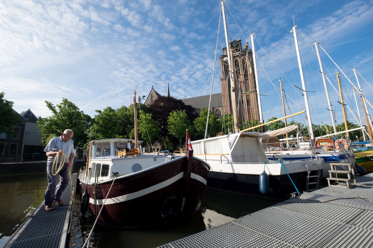 Dordrecht - stadsbeeld - Maartensgat - Grote Kerk - jachthaven - schipper - boot