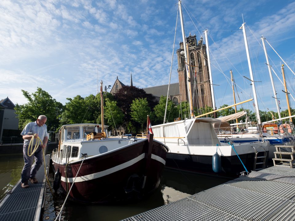 Dordrecht - stadsbeeld - Maartensgat - Grote Kerk - jachthaven - schipper - boot
