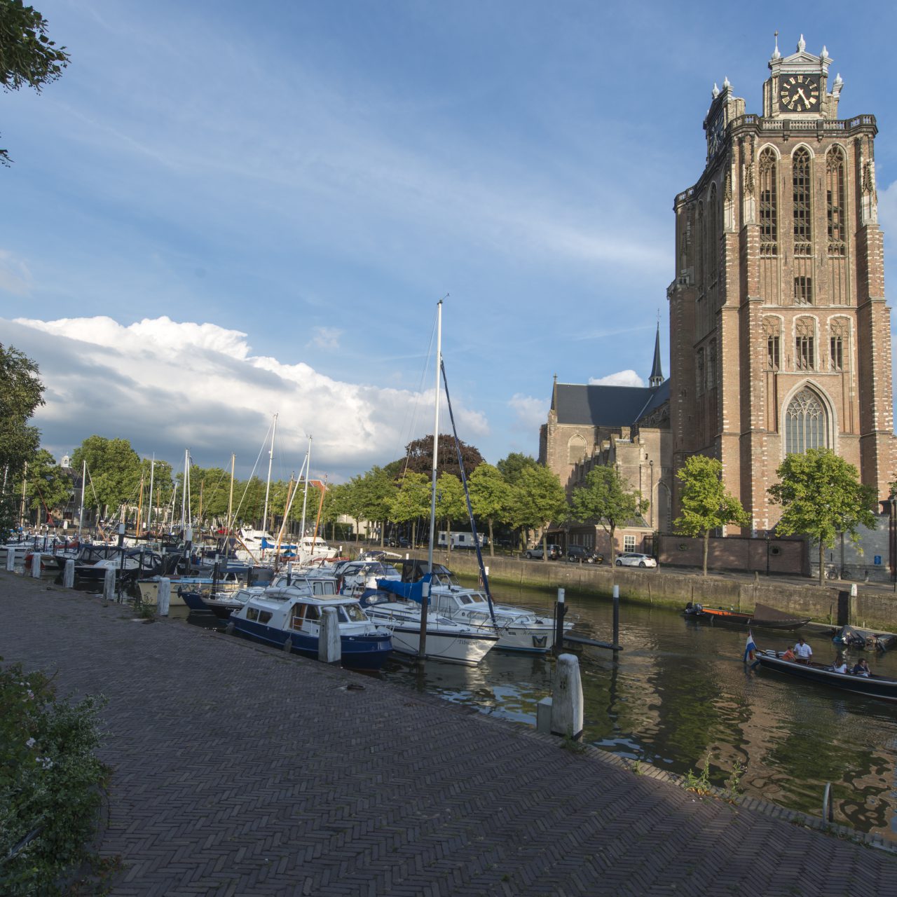 Grote Kerk met jachthaven Maartensgat.