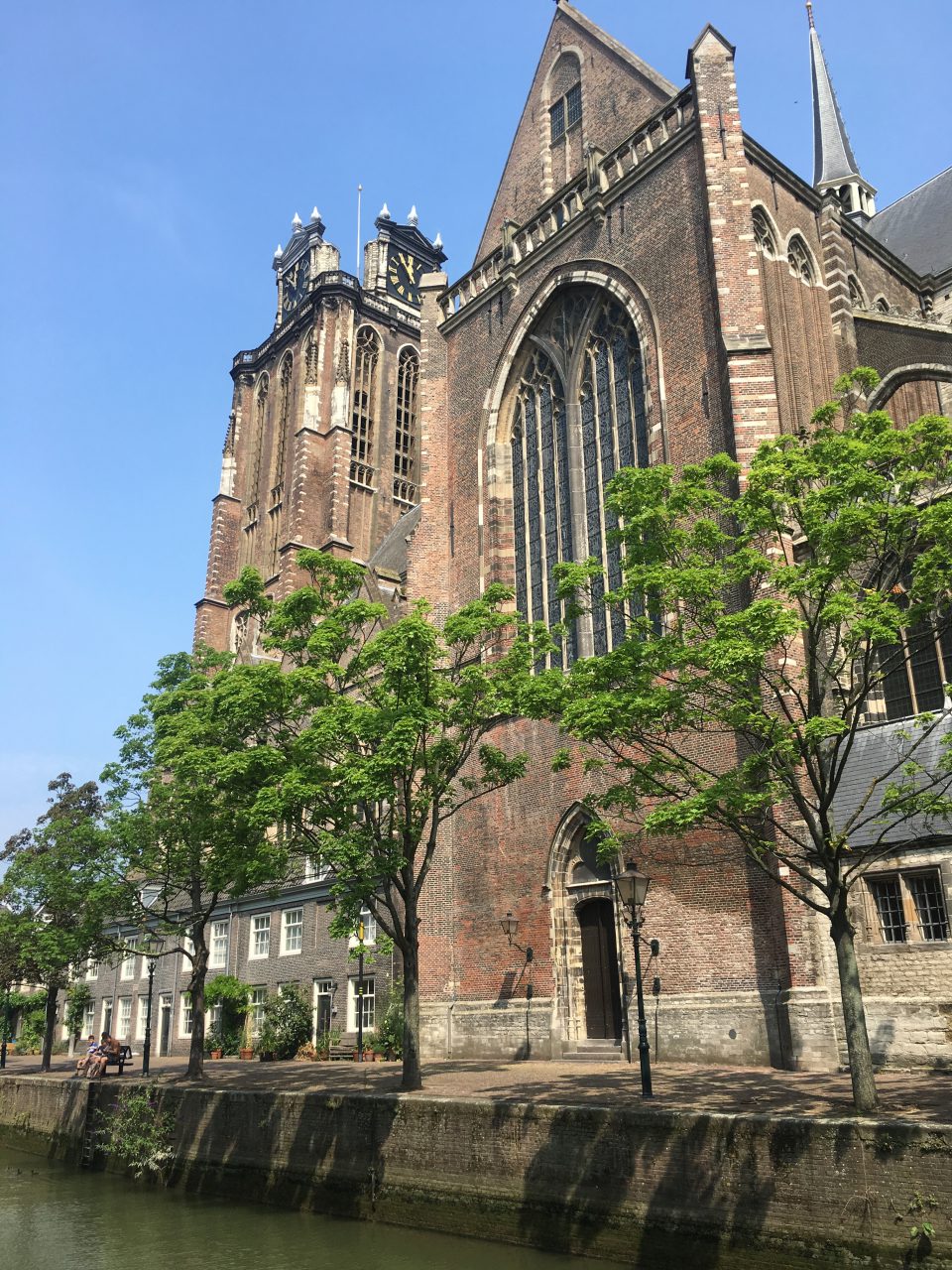 Grote Kerk vanaf de Voorstraathaven met Pottenkade.
