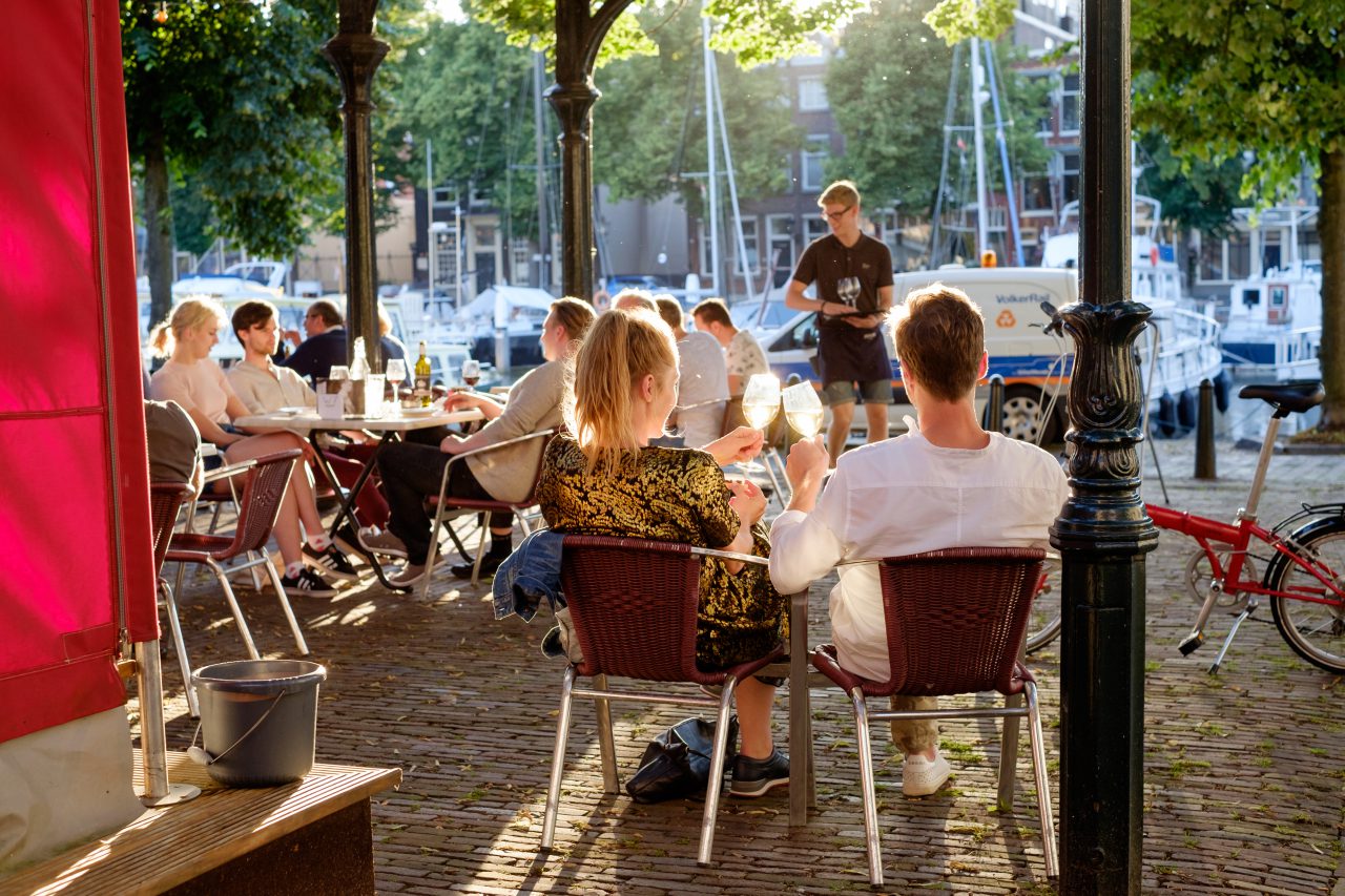 Horeca-Dordrecht-toerisme-eten-en-drinken-Vismarkt-Nieuwe-Haven-Otto-e-Mezzo-terras-wijn