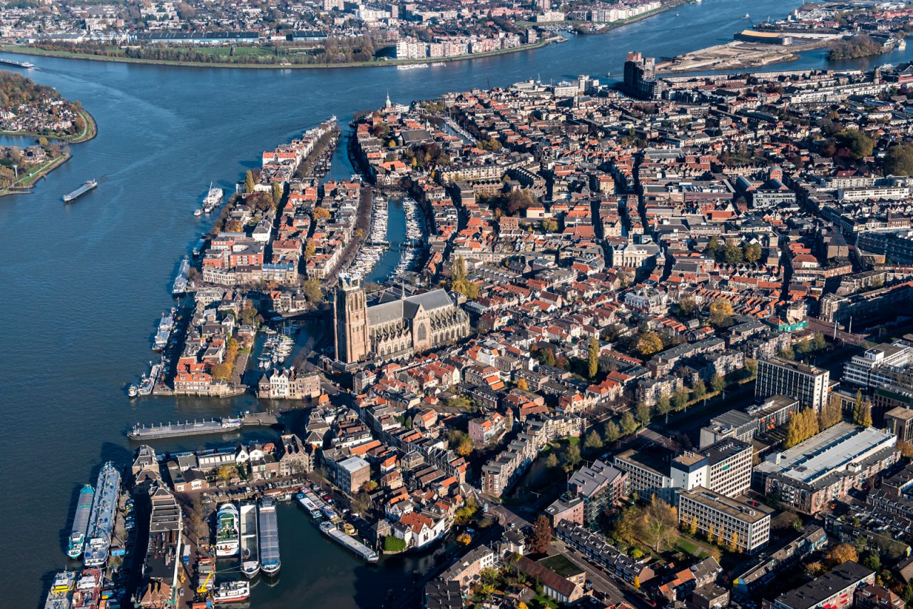 Luchtfoto met Drierivierenpunt, Grote Kerk en oude binnenstad.