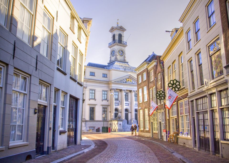 Stadhuis vanaf Grotekerksbuurt met Kunstrondje Dordt vlag.