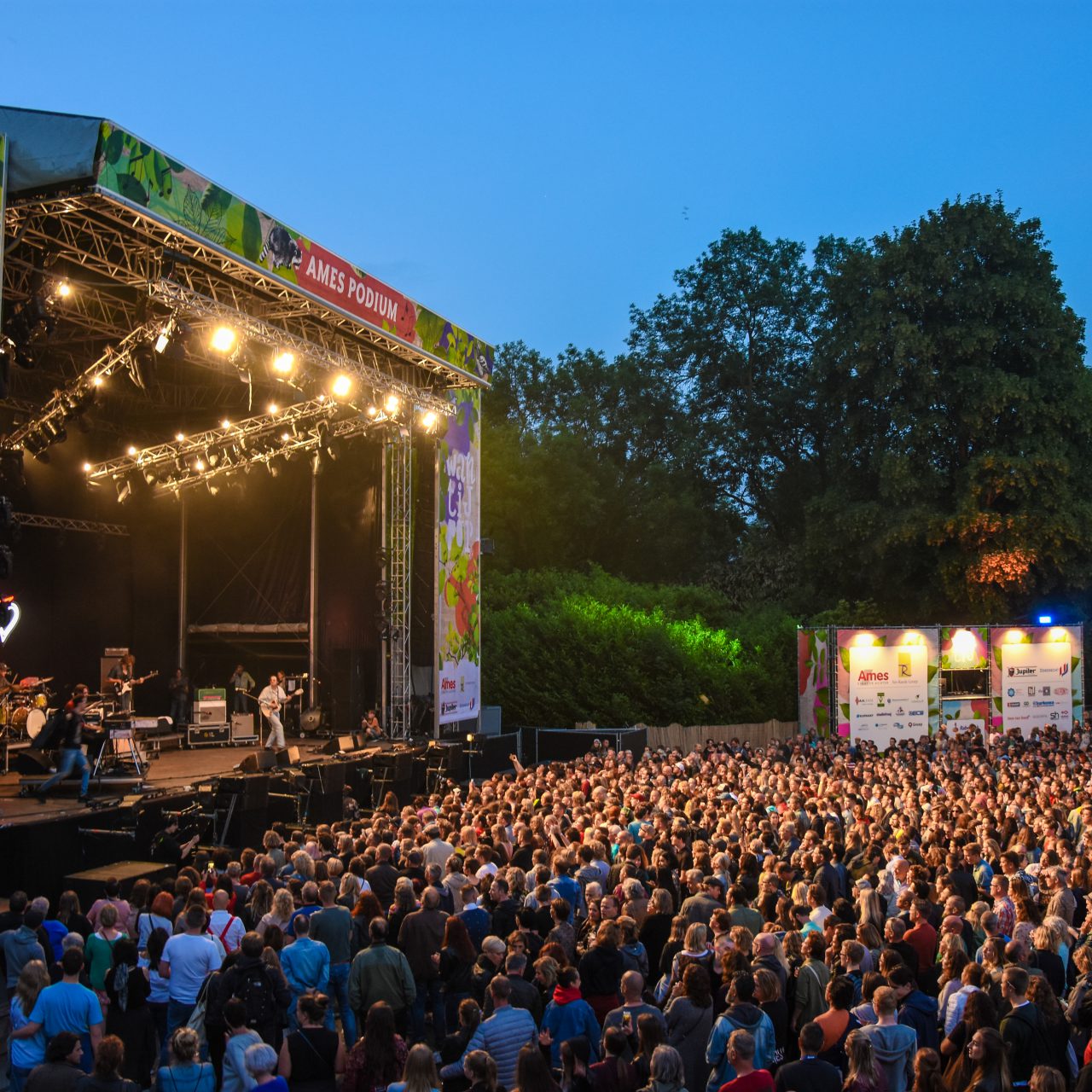 Avondfoto podium met publiek