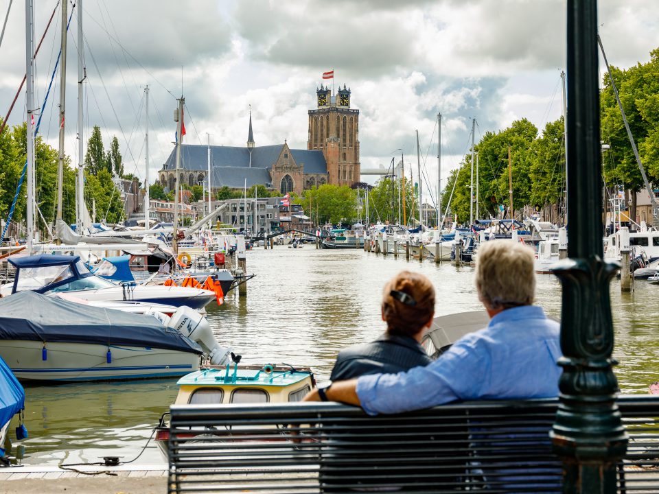 Jachthaven met op de achtergrond Grote Kerk.