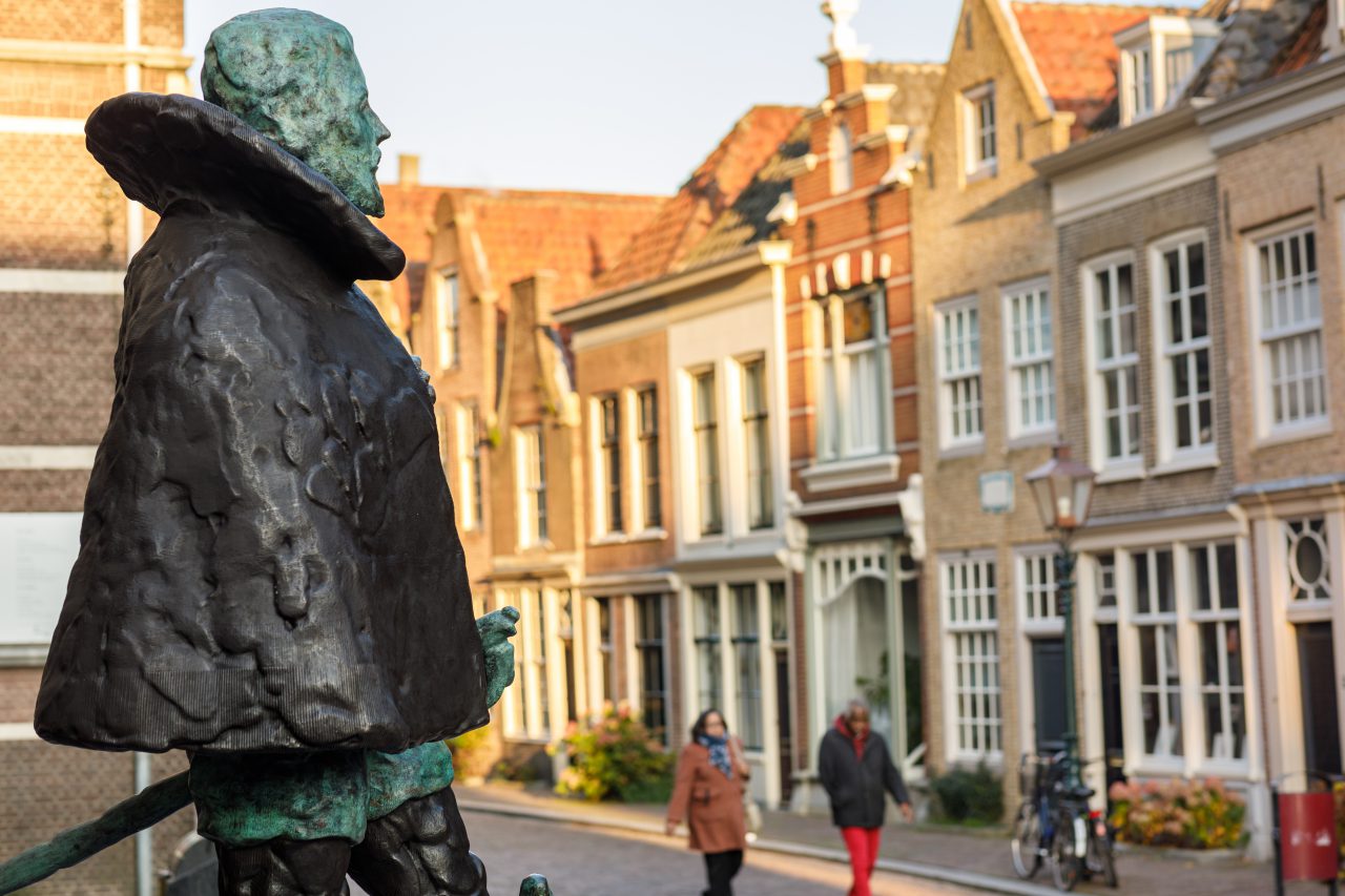 Standbeeld Willem van Oranje met Hofstraat.