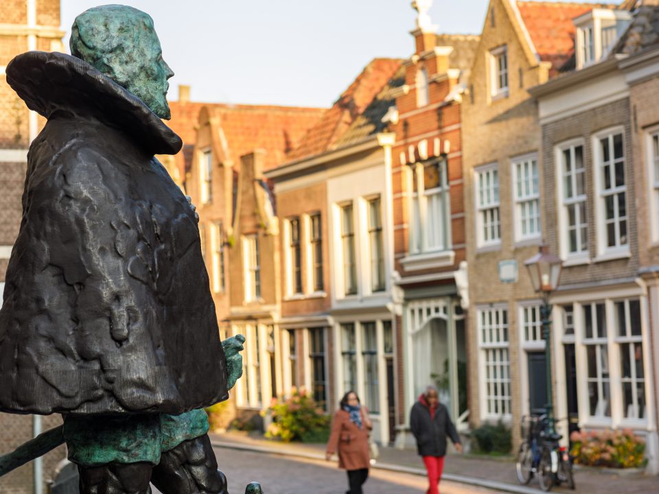 Standbeeld Willem van Oranje met Hofstraat.