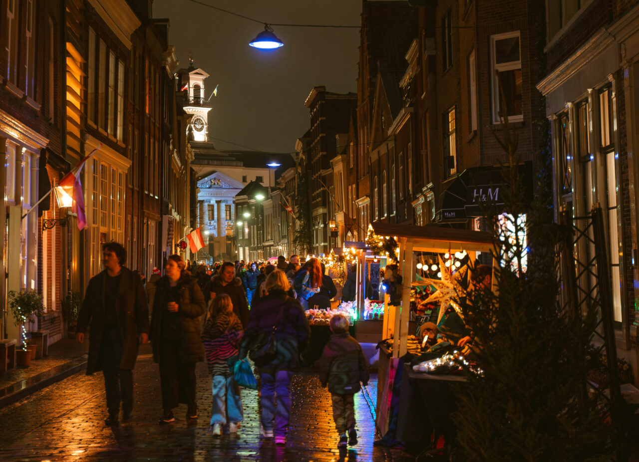 Houten chalets op Grotekerksbuurt en Stadhuis - 2023