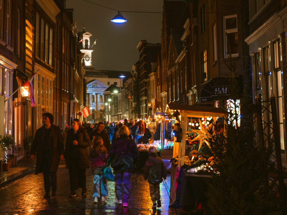 Houten chalets op Grotekerksbuurt en Stadhuis - 2023