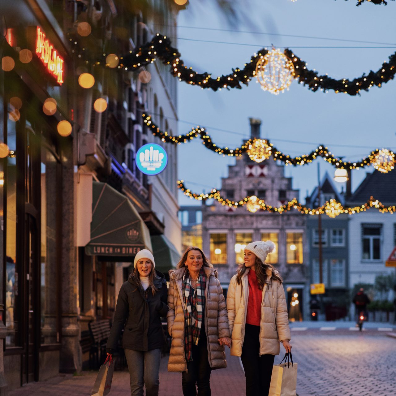 Winters winkelen in Dordrecht met kerstverlichting.