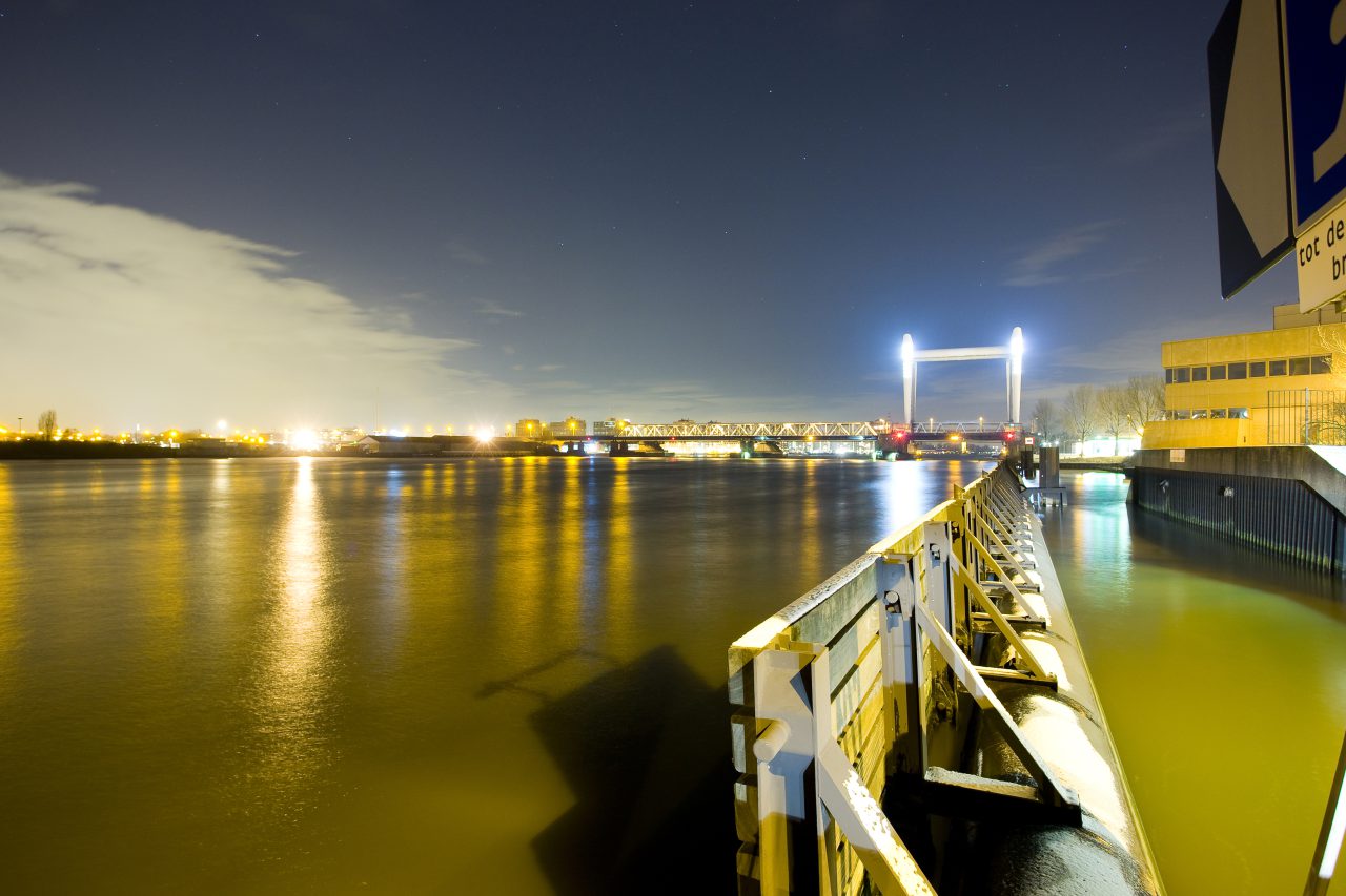 Dordrecht avondfoto met rivier en spoorbrug.
