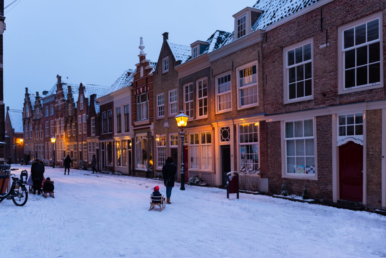 Hofstraat met sneeuw in de winter.