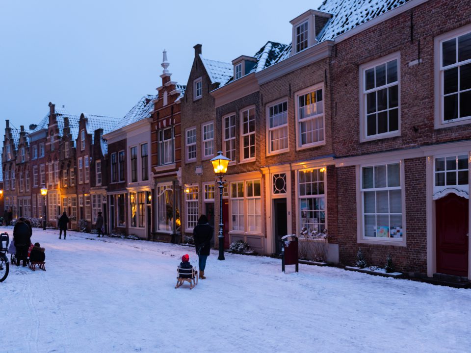 Hofstraat met sneeuw in de winter.