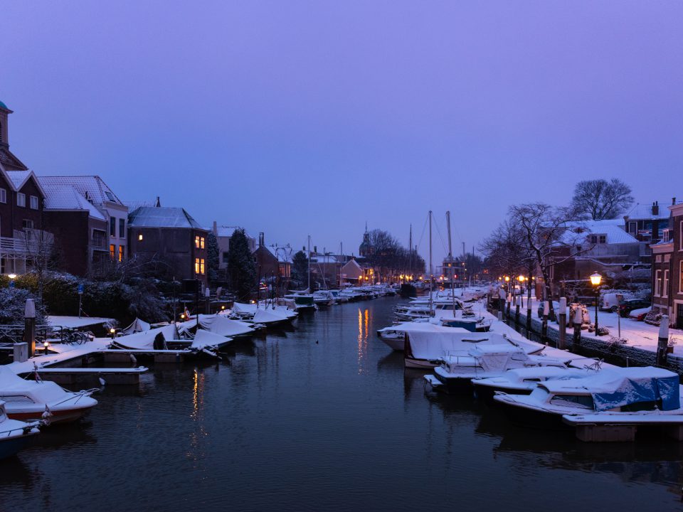 Dordrecht in de winter met sneeuw.