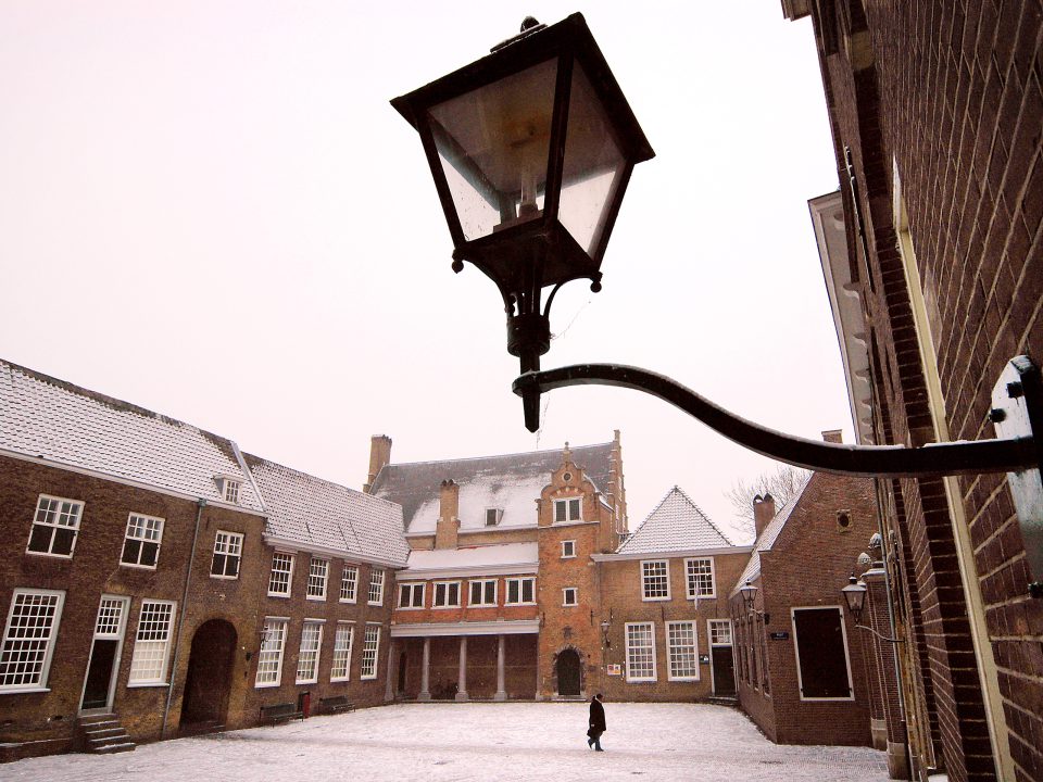 Het Hof van Nederland in de winter met sneeuw.