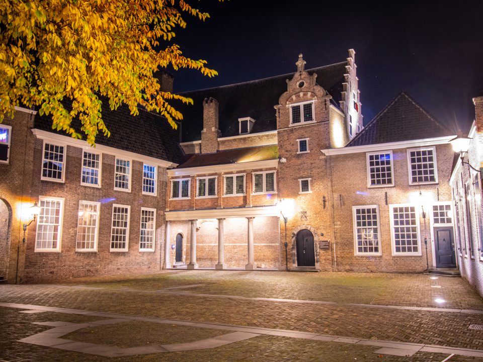 Het Hof van Nederland in de avond.